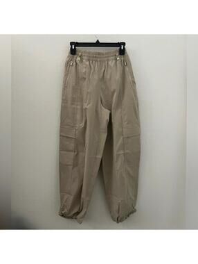 New $129 Athleta Cascade Cargo Pants with zippers - Womens small
